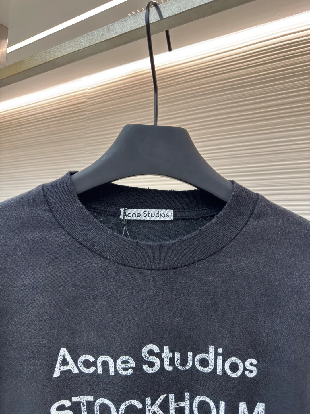 Acne Studios 1966 mud-dyed washed and distressed long sleeves ●Authentic product: purchased and developed by 2224 ●Item number: 1680630-A15 ●Fabric: super soft cotton fabric ●Technology: washed and distressed ●Version: loose fit ●Weight: about 425 grams ●Size: S-M-L-XL ●Description: Made of ultra-soft pure cotton fabric, garment-dyed, washed and distressed, the chest part has a dirty feel, and the lower part shows a gradient effect. The neckline is slightly frayed to better fit the overall tone. The overall line is straight and delicate, the fabric is comfortable and soft, and the color is consistent without color difference. It can be matched with the same style to create a fashionable look and control various occasions. Customized accessories, complete with three standards, the same style for men and women!